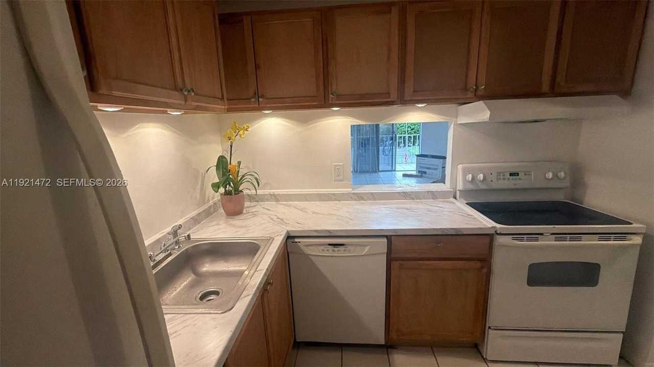 500 Executive Center Dr #1C - Photo 4 of 11