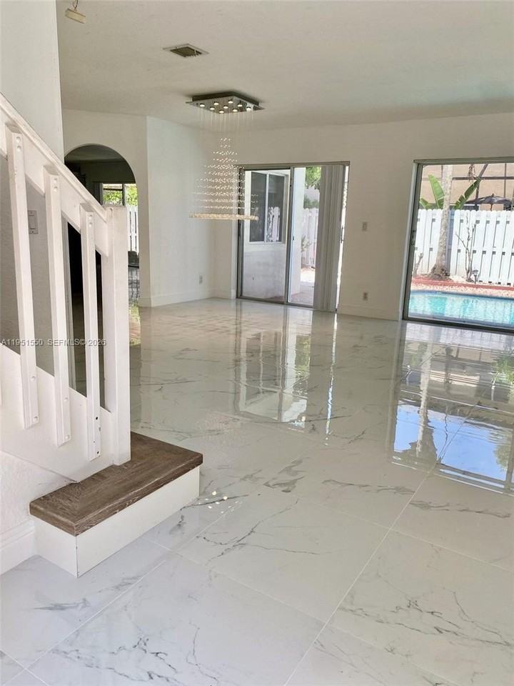 11301 Rockinghorse Rd - Photo 4 of 34