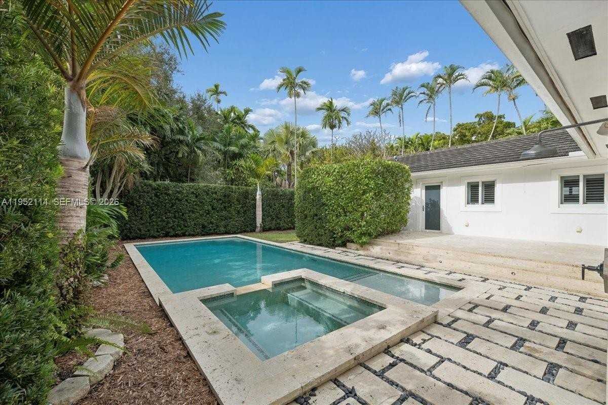 2910 Calusa St - Photo 2 of 33