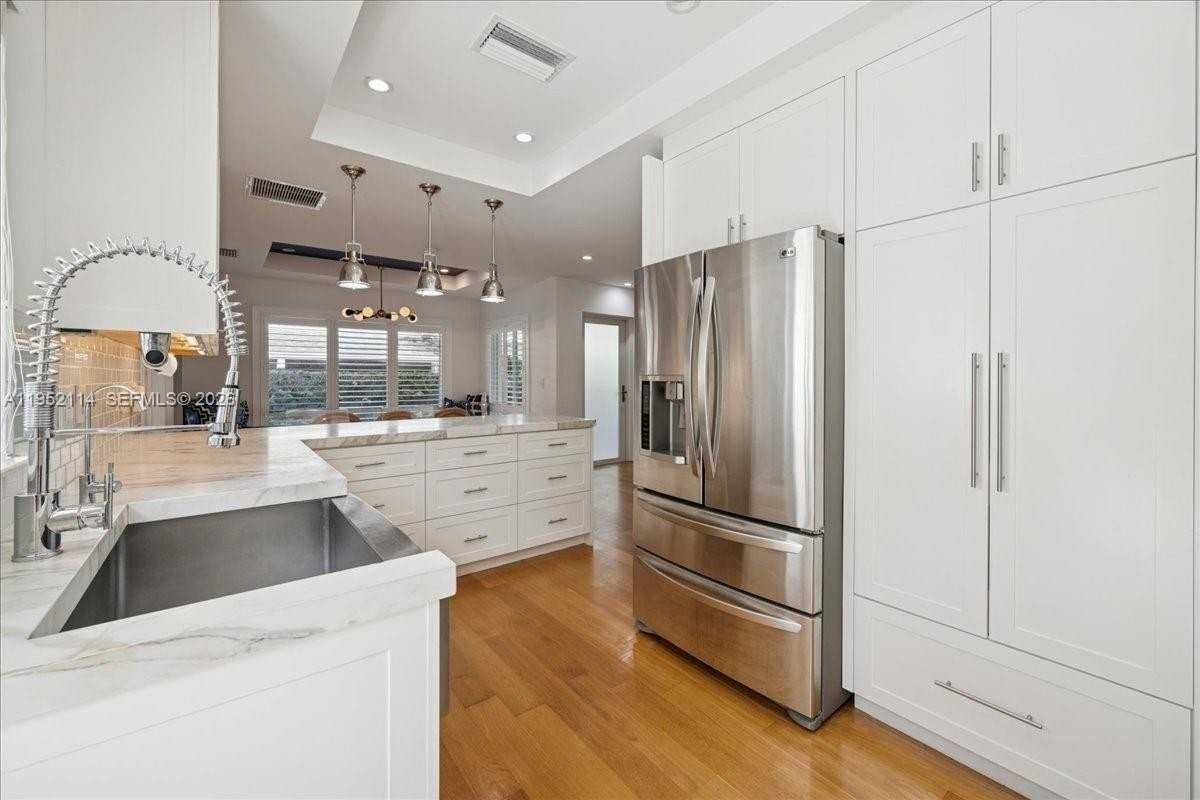 2910 Calusa St - Photo 3 of 33