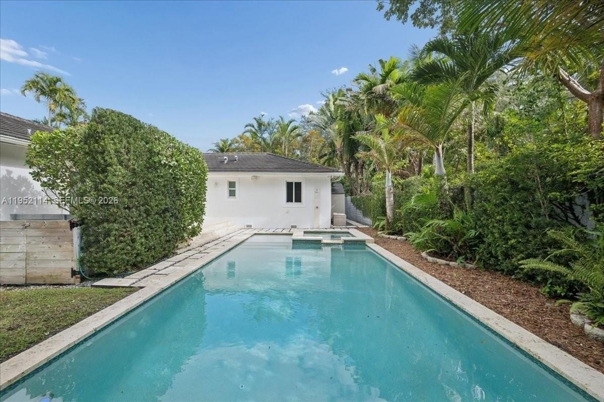 2910 Calusa St - Photo 4 of 33