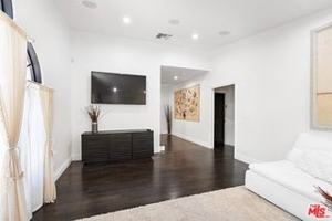 featured image of 1110 N Beverly Glen Blvd