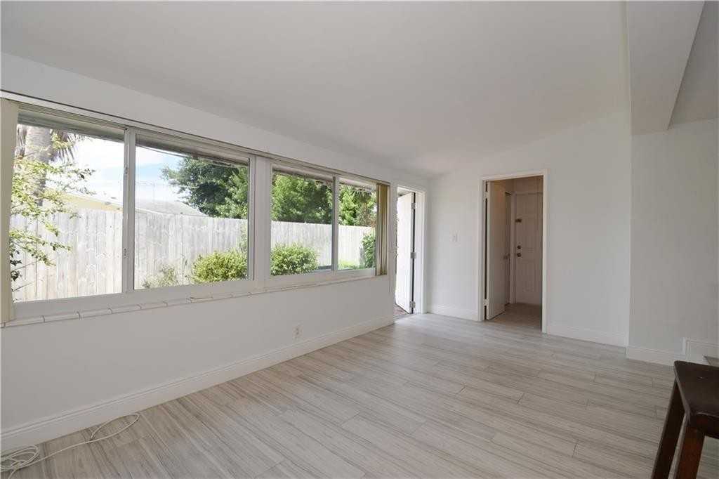 1711 Ne 60th St - Photo 5 of 8