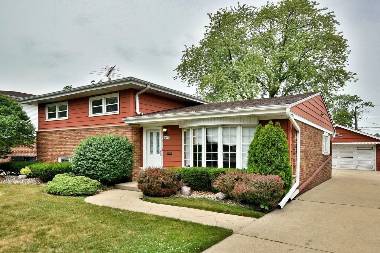 8006 W Courtland Ave - Photo 2 of 37