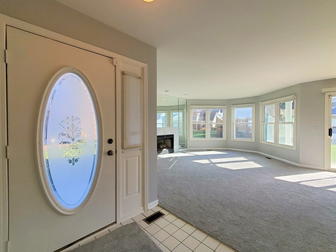 325 Satinwood Ct S - Photo 3 of 26