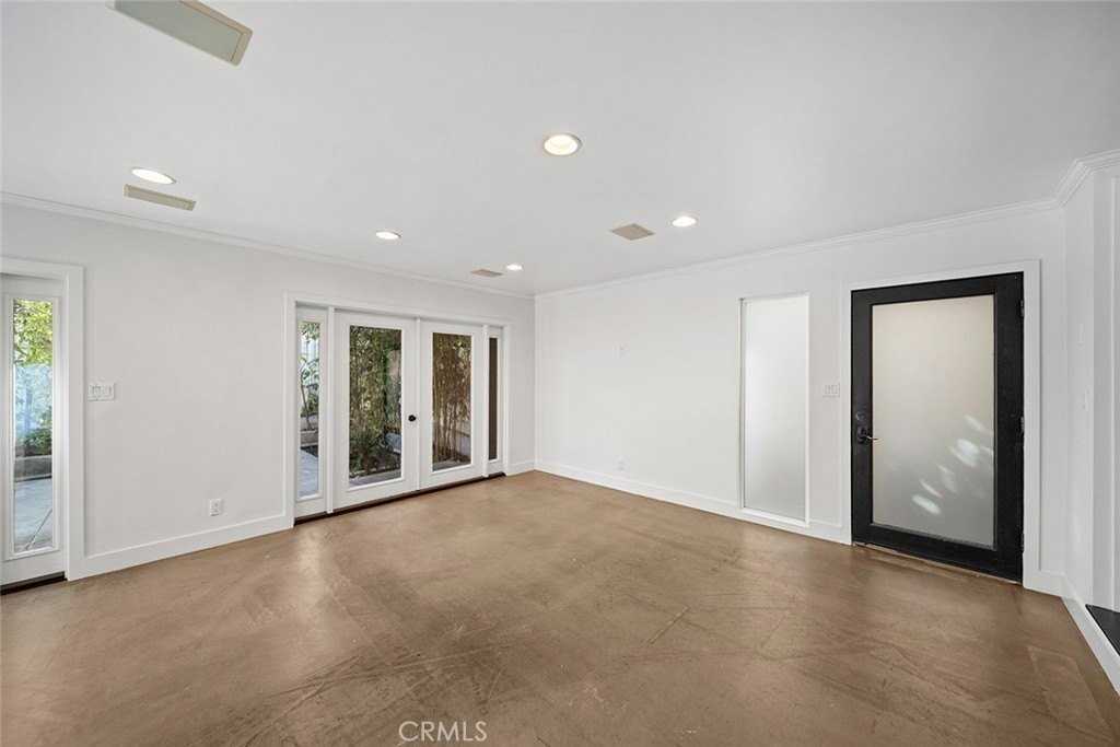 435 Dahlia Ave - Photo 4 of 30