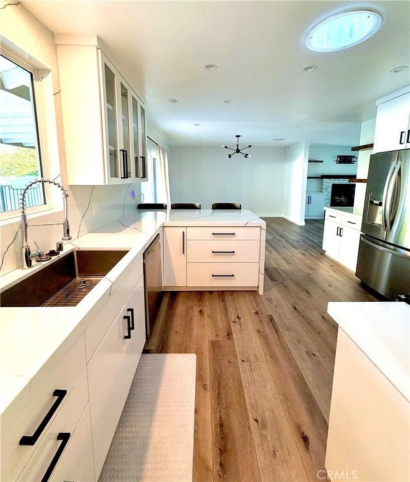 22315 Kittridge St - Photo 7 of 26