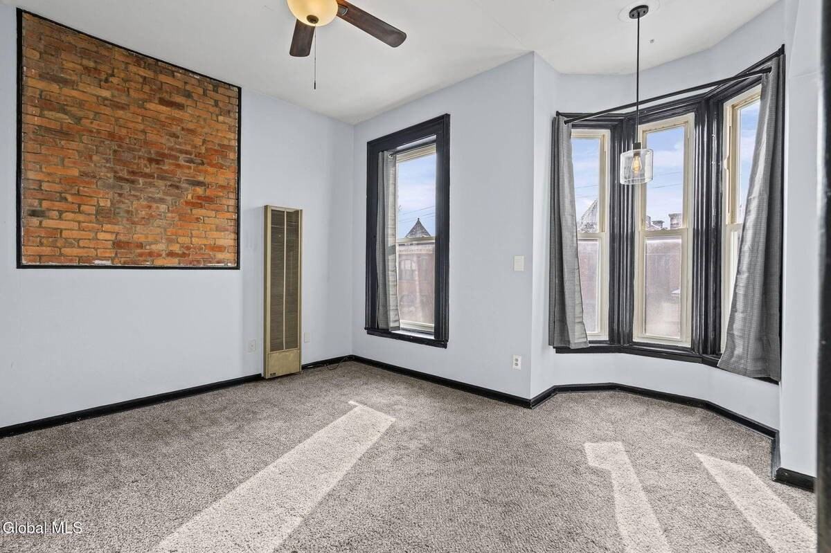 821 23rd St #2ndFL - Photo 3 of 37