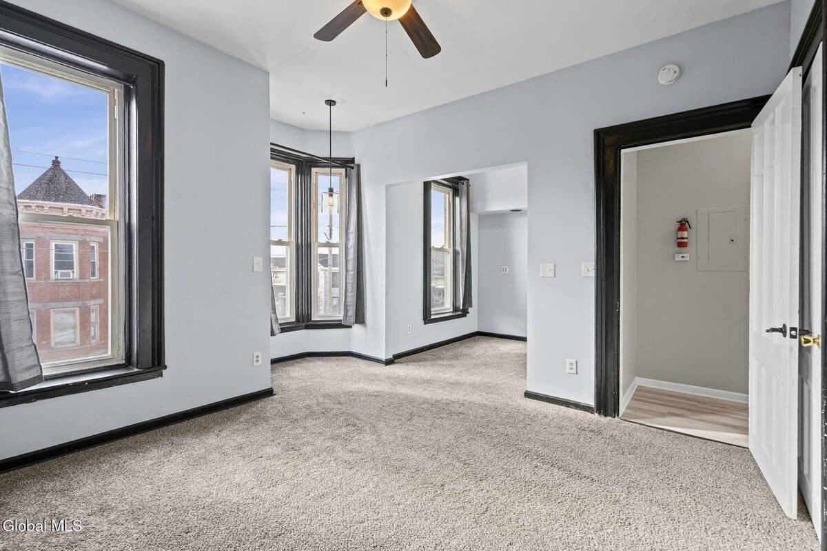 821 23rd St #2ndFL - Photo 4 of 37