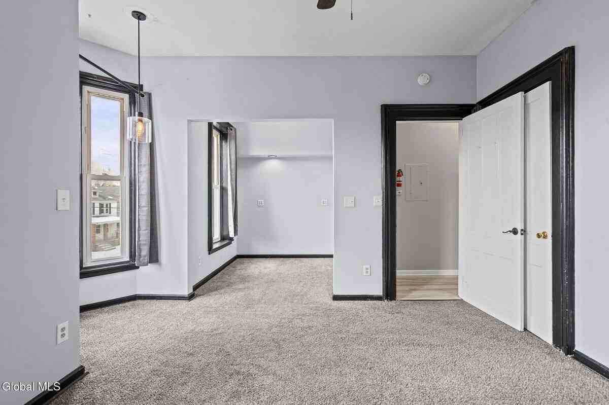 821 23rd St #2ndFL - Photo 5 of 37