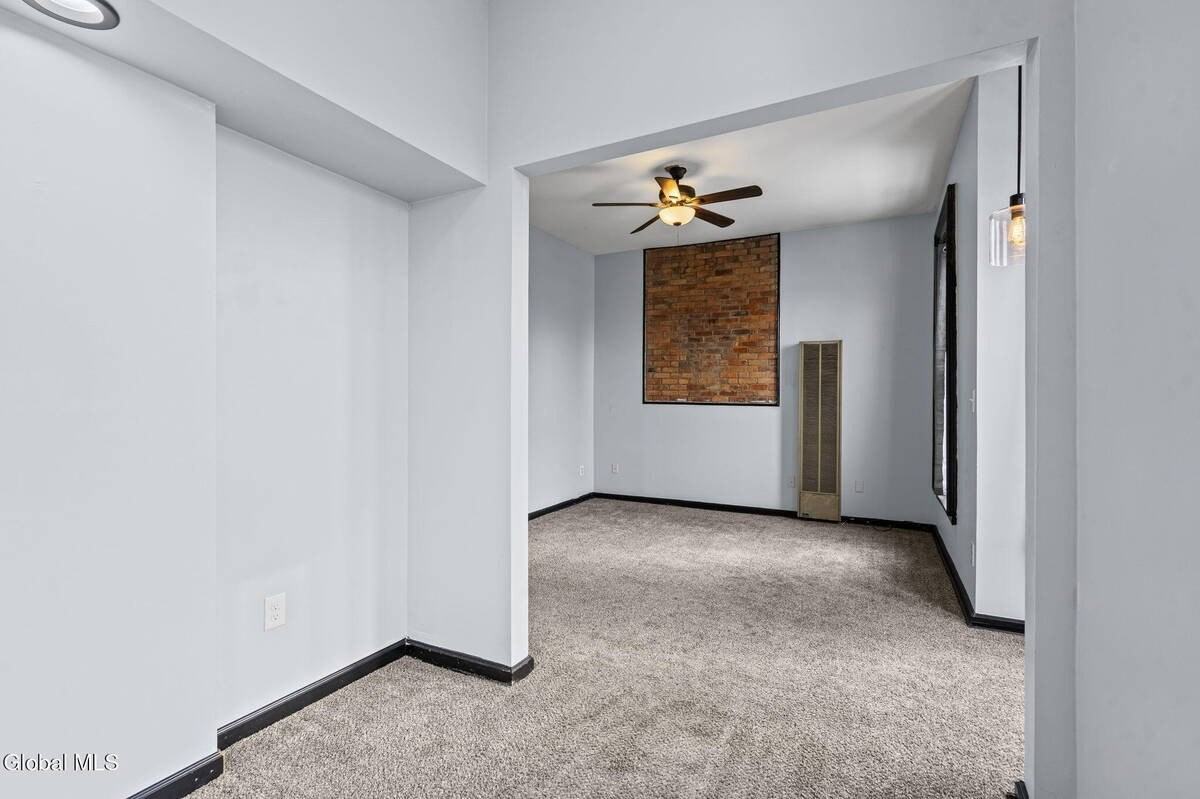 821 23rd St #2ndFL - Photo 6 of 37