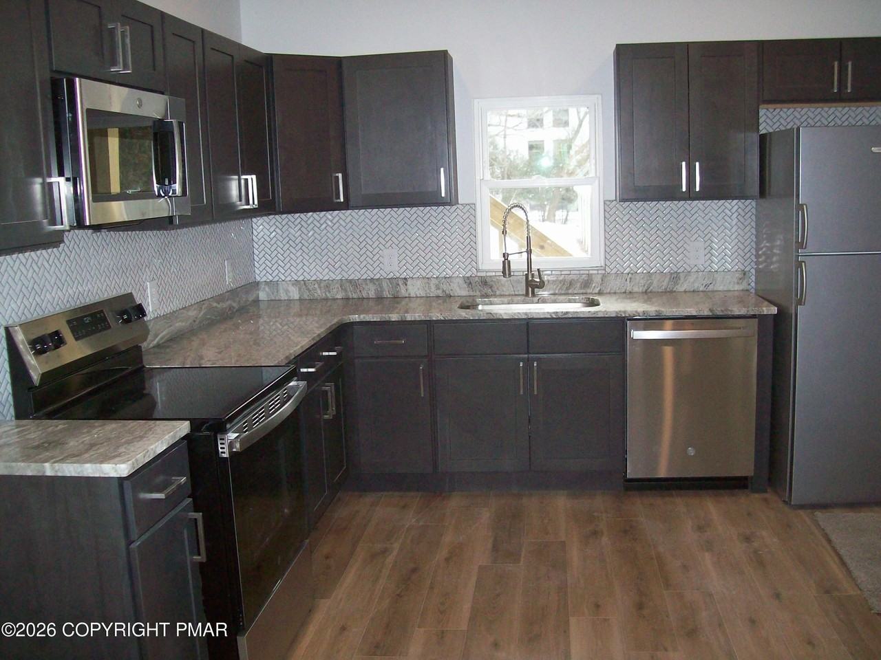 735 Ann St - Photo 3 of 17