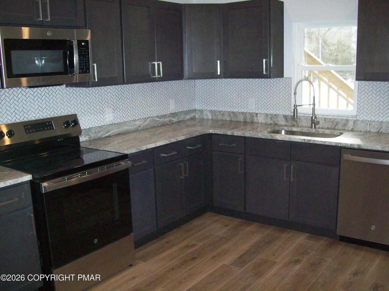 735 Ann St - Photo 4 of 17