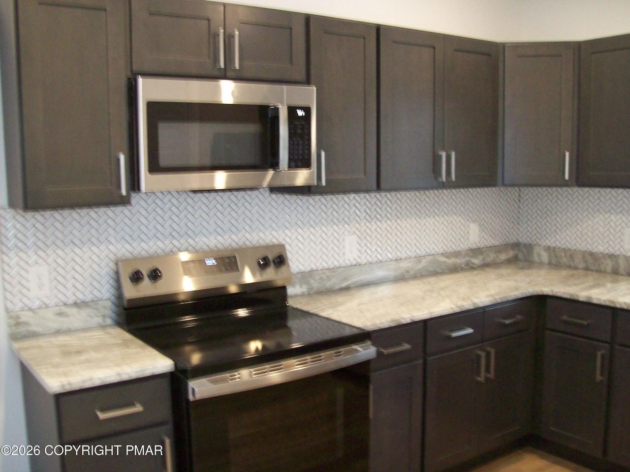 735 Ann St - Photo 5 of 17