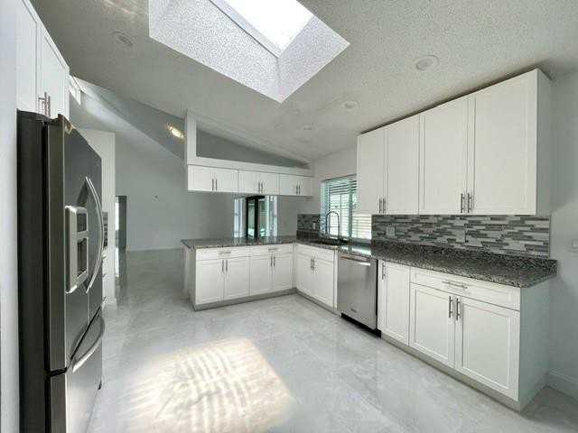 1712 Nw 91st Ave - Photo 2 of 39