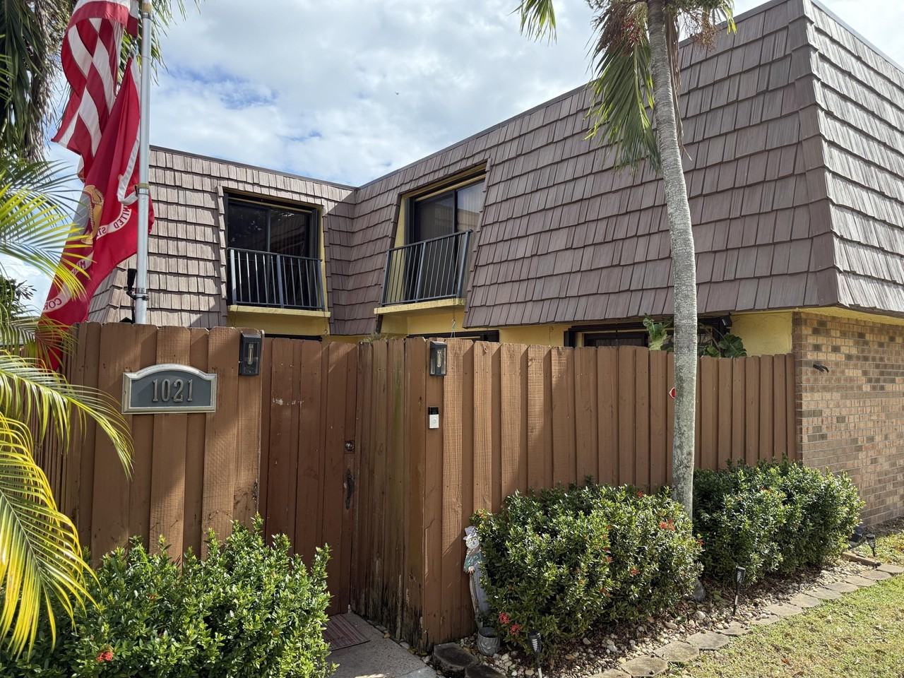 1021 Springdale Cir - Photo 2 of 32