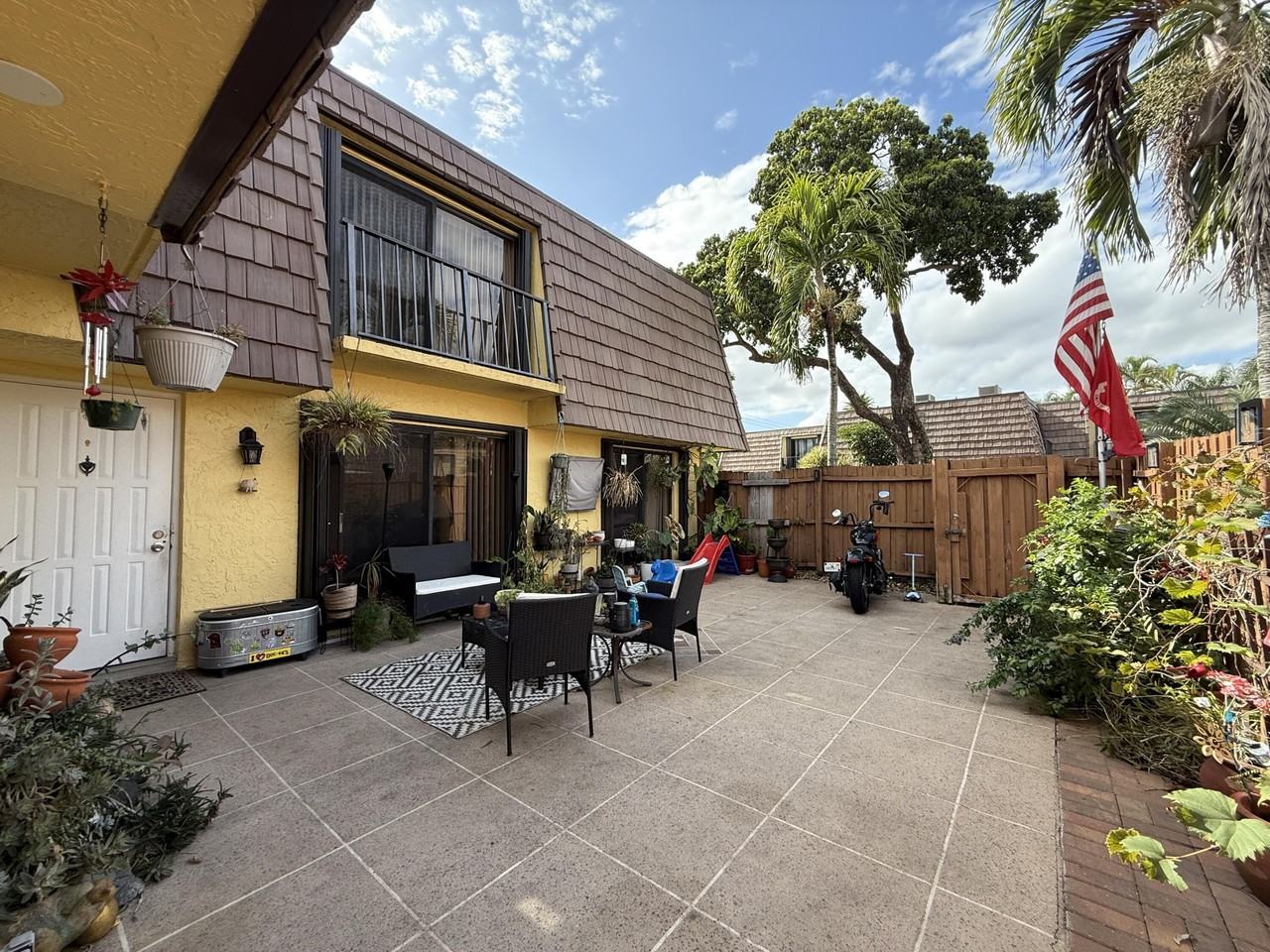 1021 Springdale Cir - Photo 3 of 32