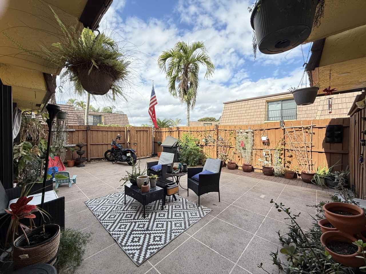 1021 Springdale Cir - Photo 4 of 32