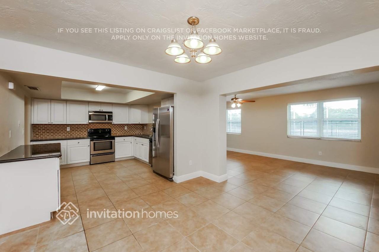 10320 Nw 18th Pl - Photo 5 of 17