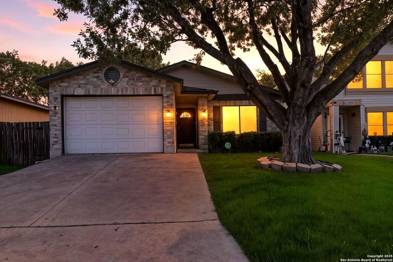 6855 Cape Meadow Dr - Photo 2 of 25