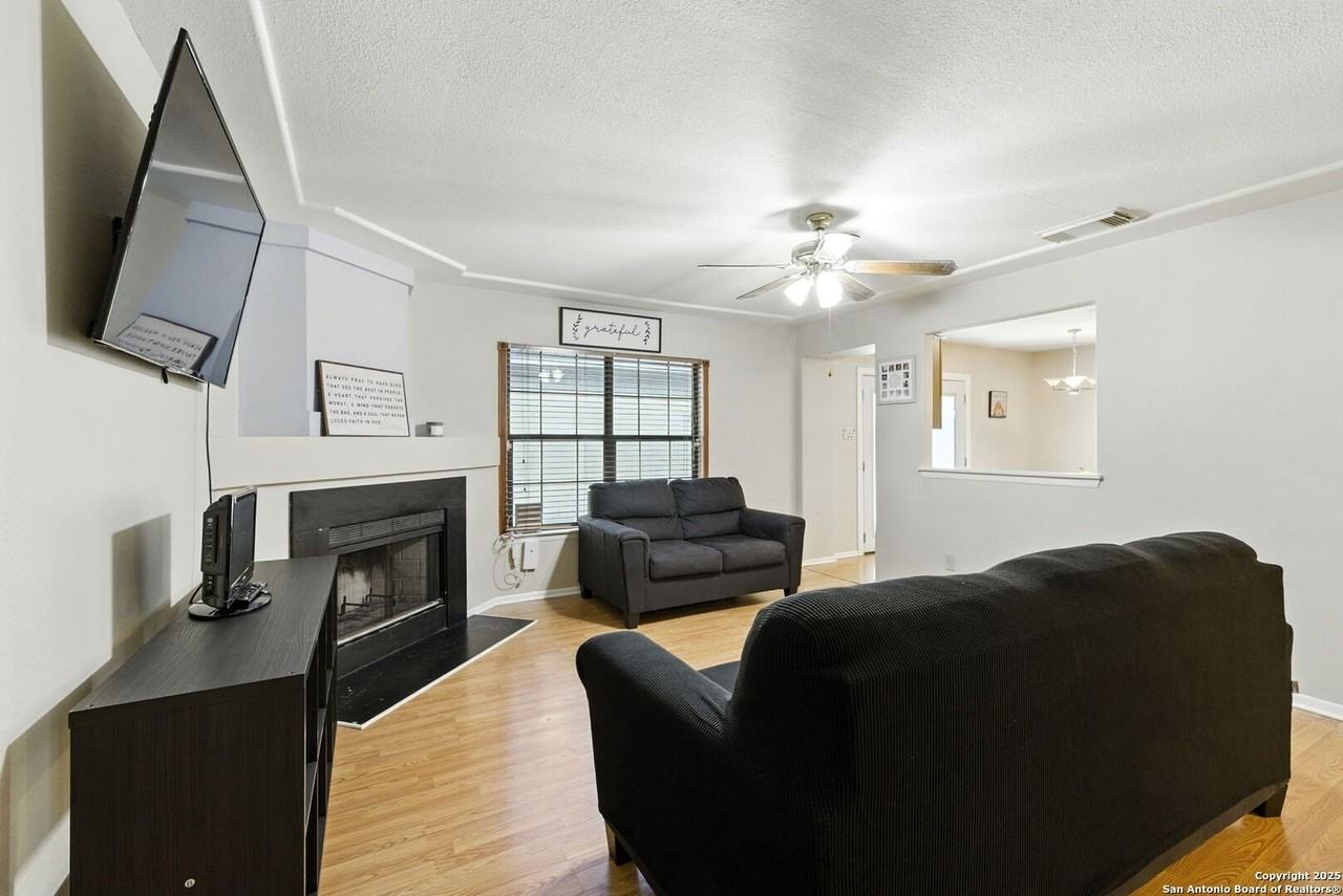 6855 Cape Meadow Dr - Photo 5 of 25