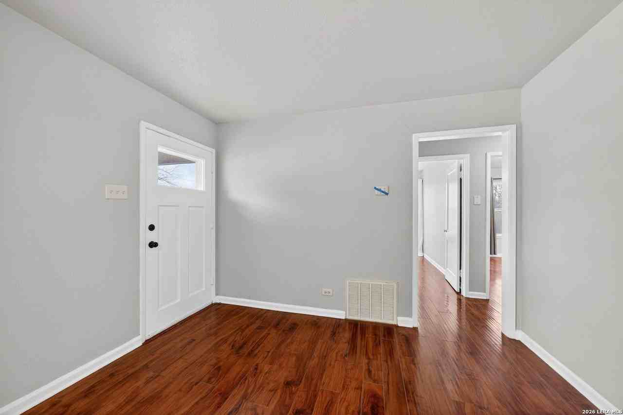 408 Aviation Ave - Photo 5 of 28