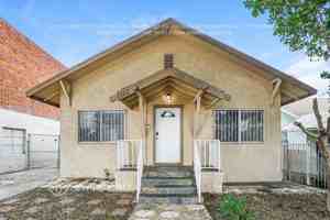 featured image of 1121 E 56th St