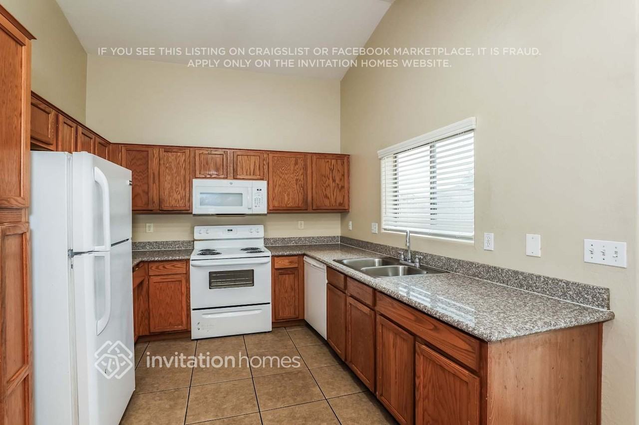 1545 W Burgess Ln - Photo 7 of 17