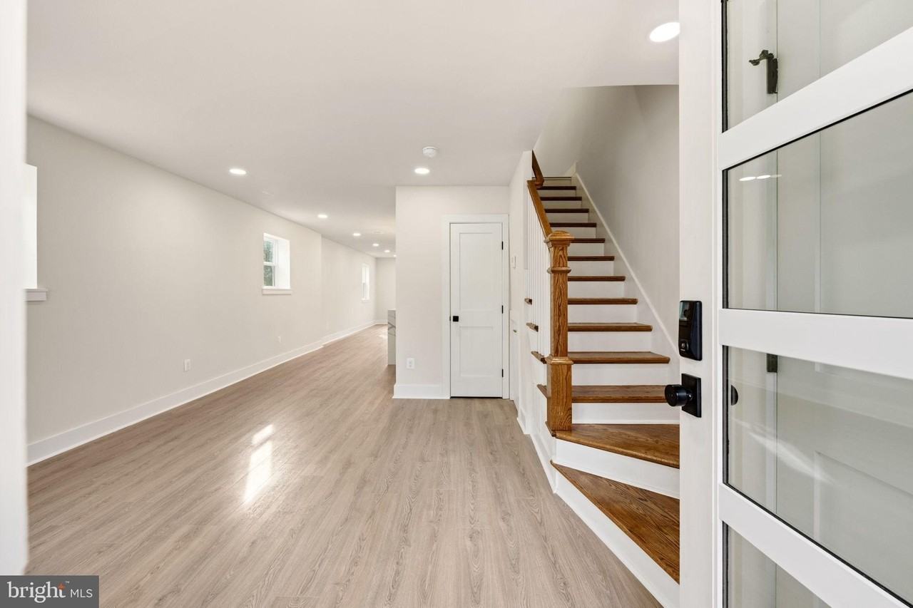 113 Clifford Ave - Photo 3 of 50