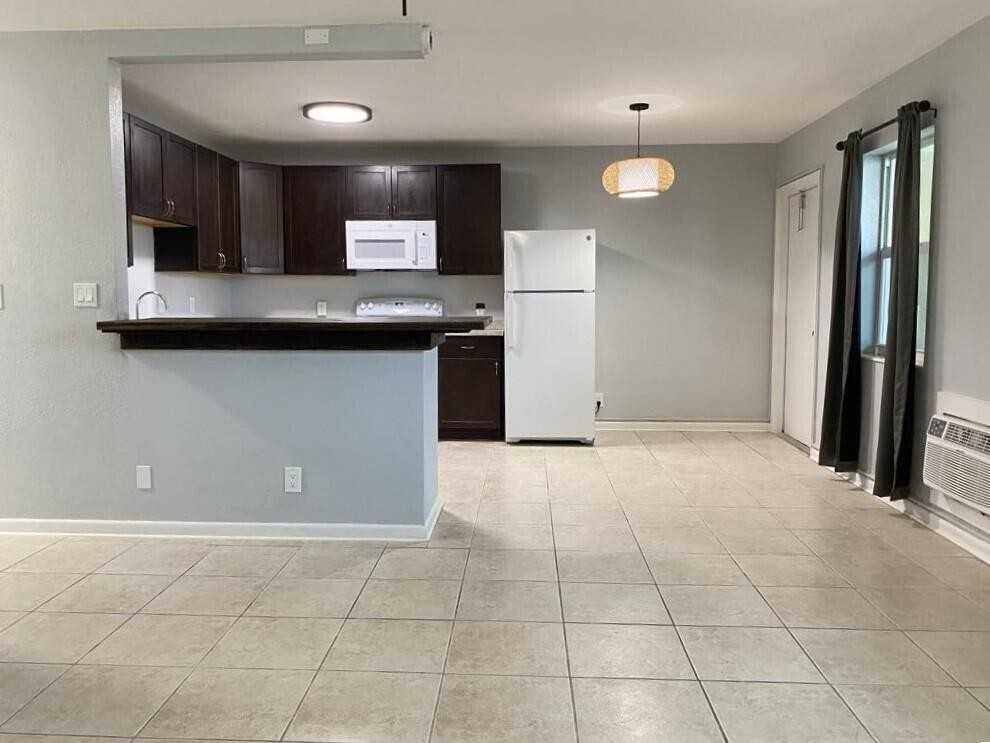 810 Lake Shore Dr - Photo 3 of 20