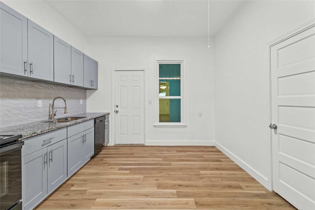 436 E Peach St - Photo 6 of 7