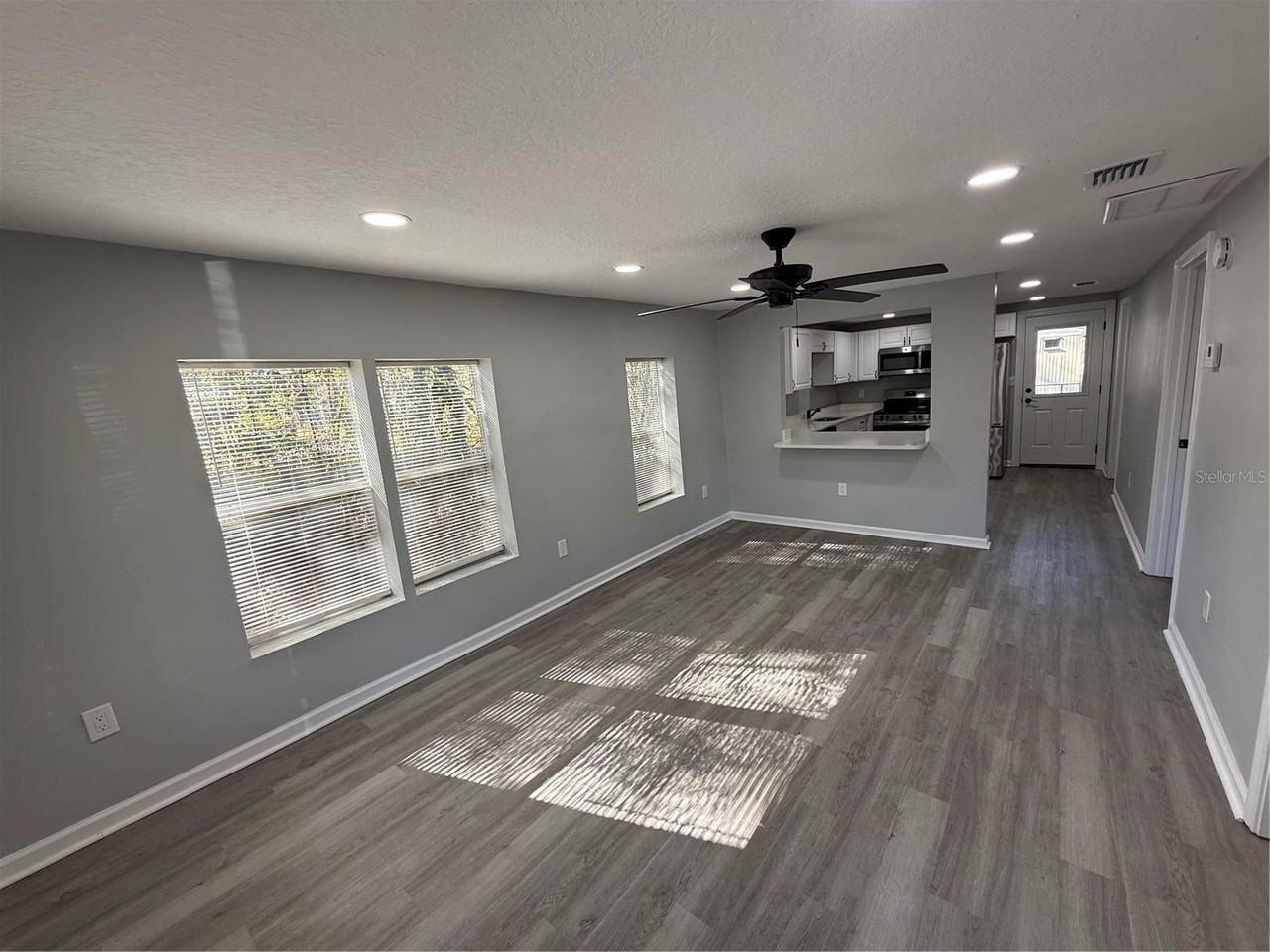 1205 Dell St - Photo 2 of 12