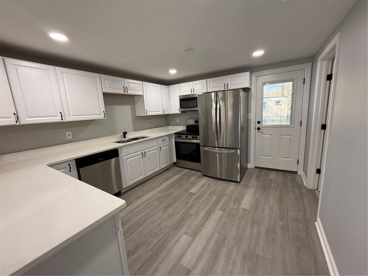 1205 Dell St - Photo 3 of 12