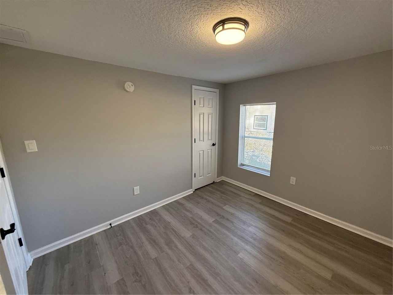 1205 Dell St - Photo 4 of 12