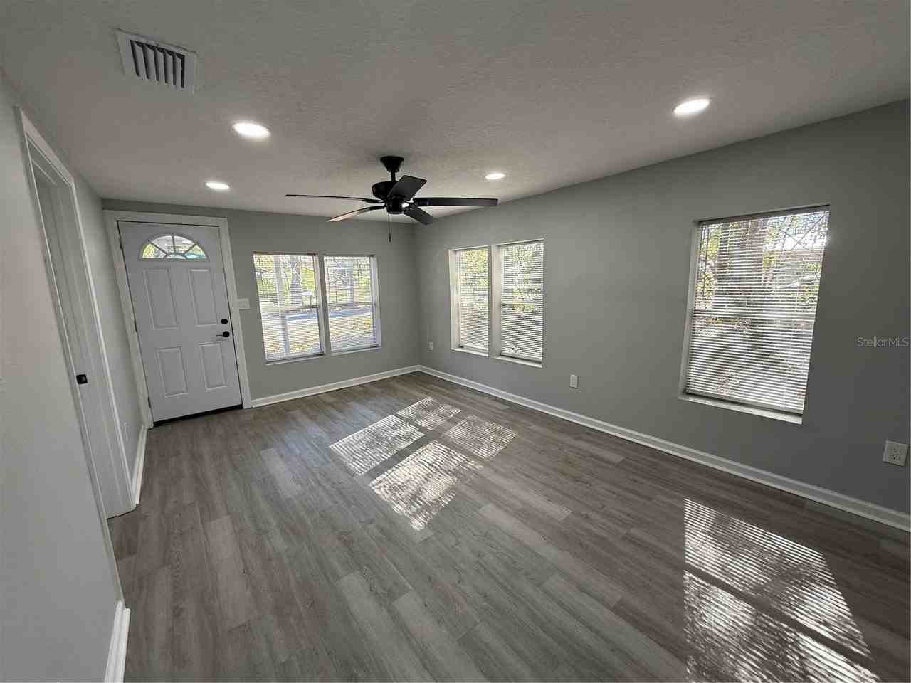 1205 Dell St - Photo 7 of 12