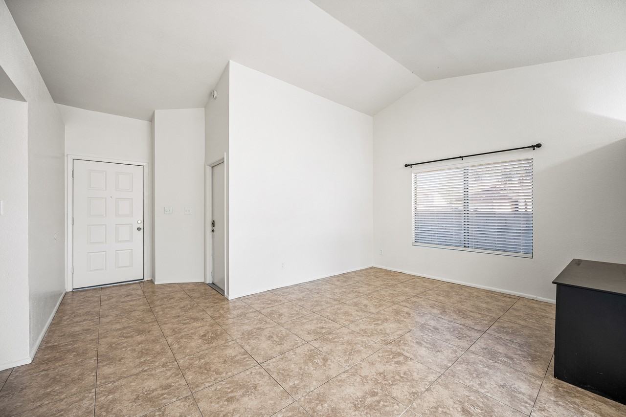 2943 East Irwin Avenue - Photo 3 of 20