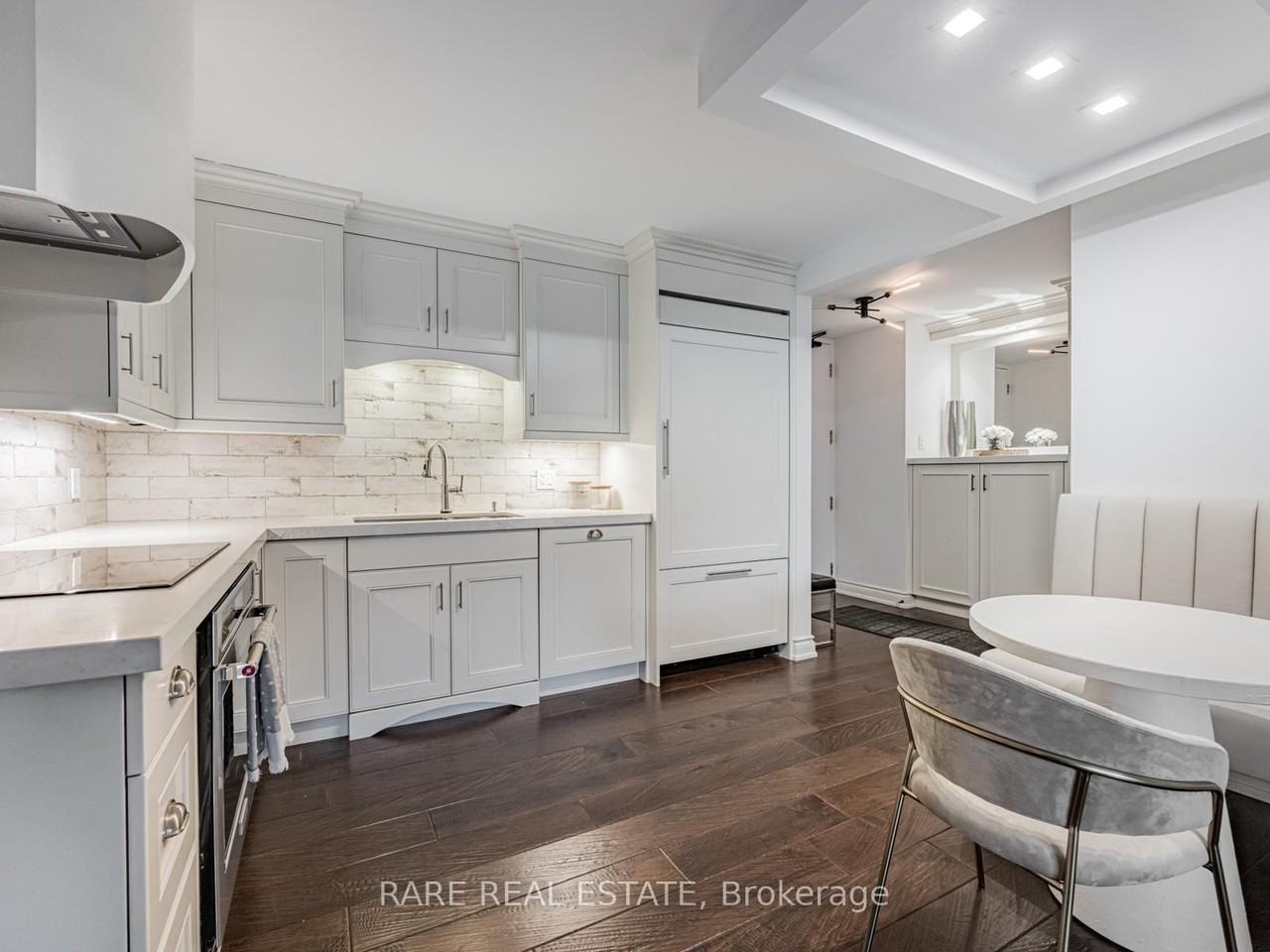 449 Walmer Road #301 - Photo 5 of 37