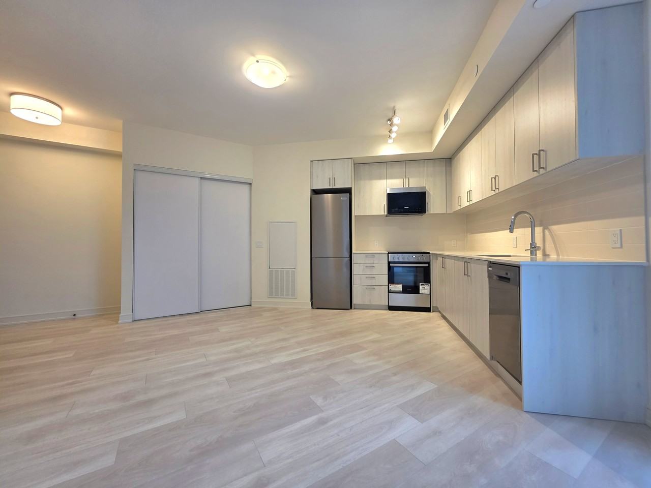 8020 Derry Road - Photo 5 of 20