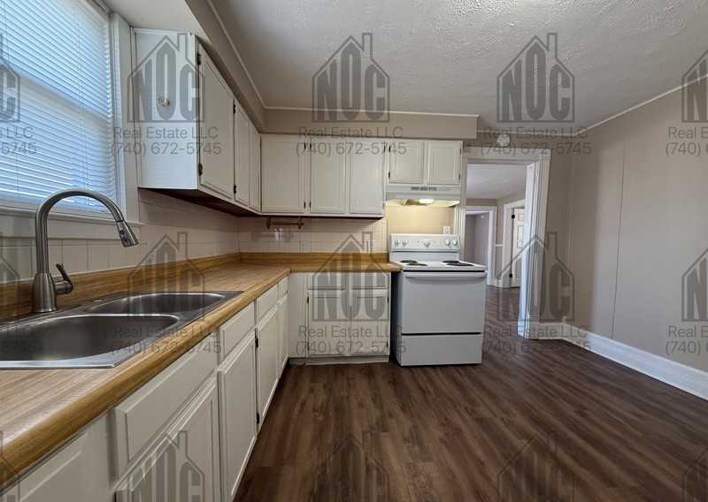 136 E Allen St - Photo 4 of 12