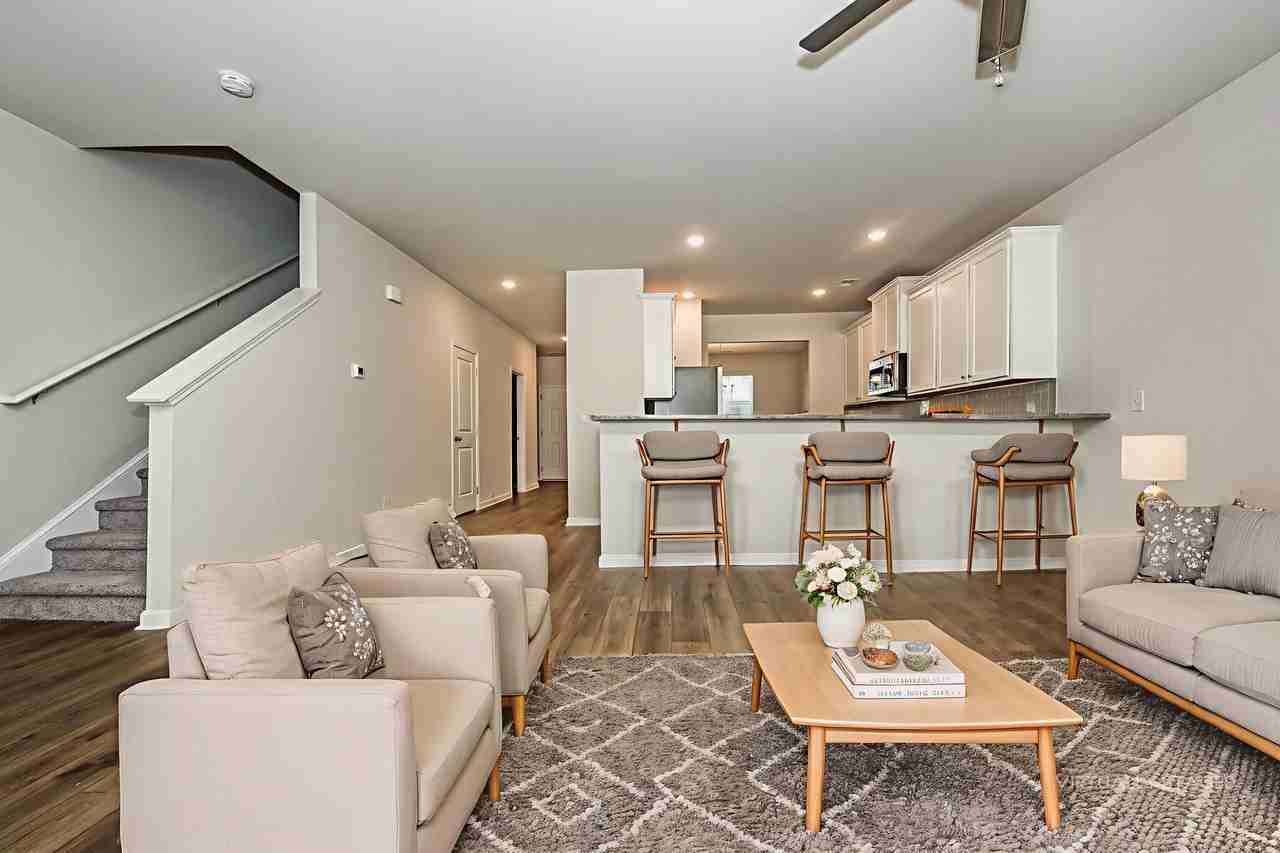 3575 Saratoga Cir - Photo 3 of 15