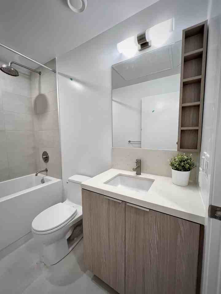 Bathurst St & Eglinton Ave W #626 - Photo 4 of 21