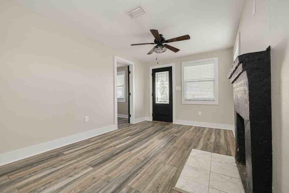 106 W Haya St - Photo 3 of 16