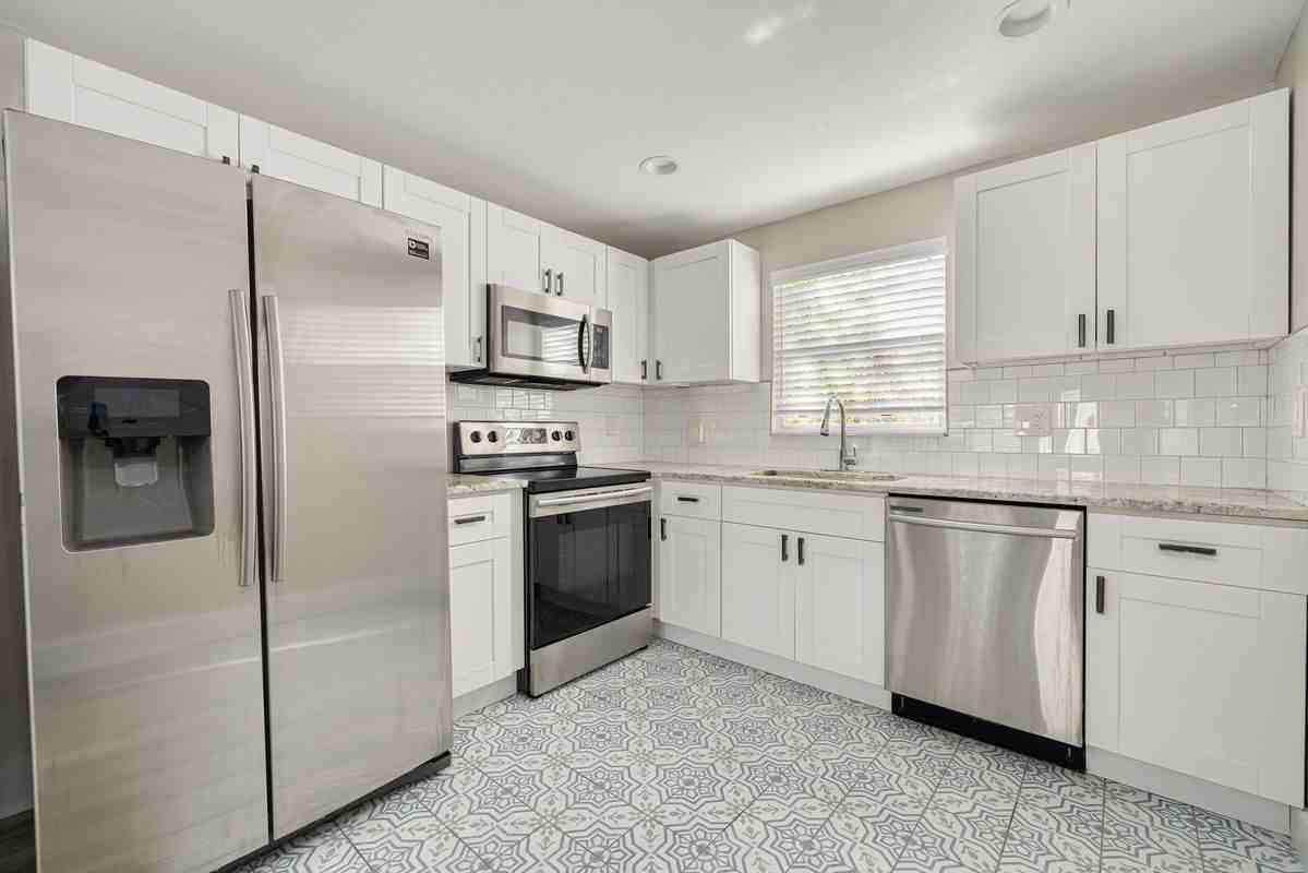 106 W Haya St - Photo 7 of 16