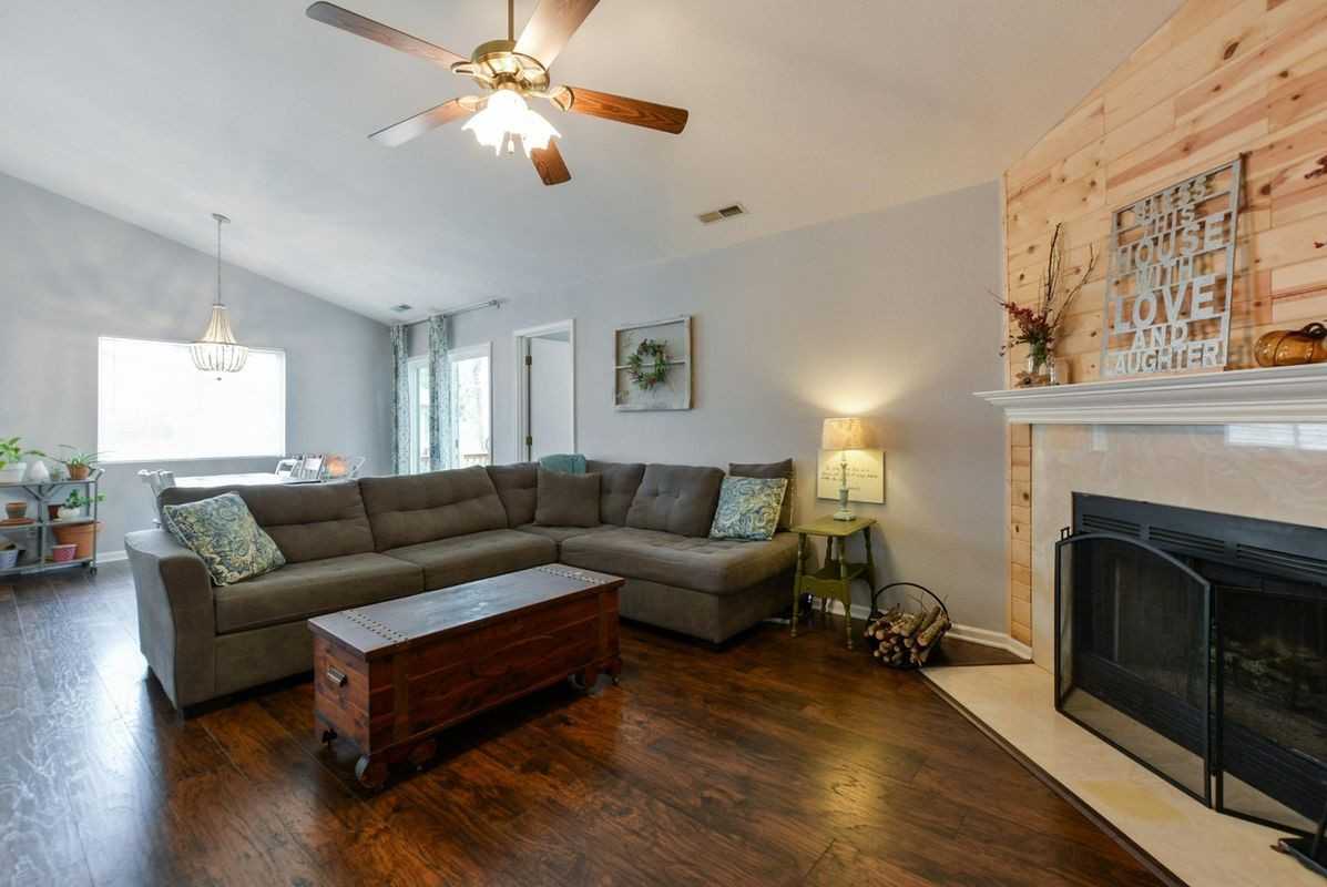 136 Travis Trl - Photo 3 of 16