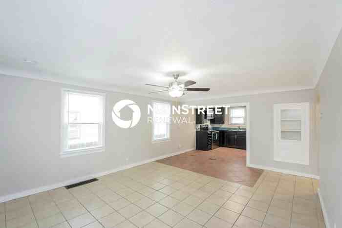 1308 Havana St - Photo 4 of 17