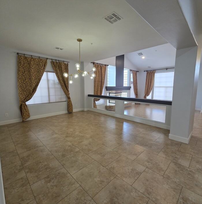 8231 W Electra Ln - Photo 3 of 18