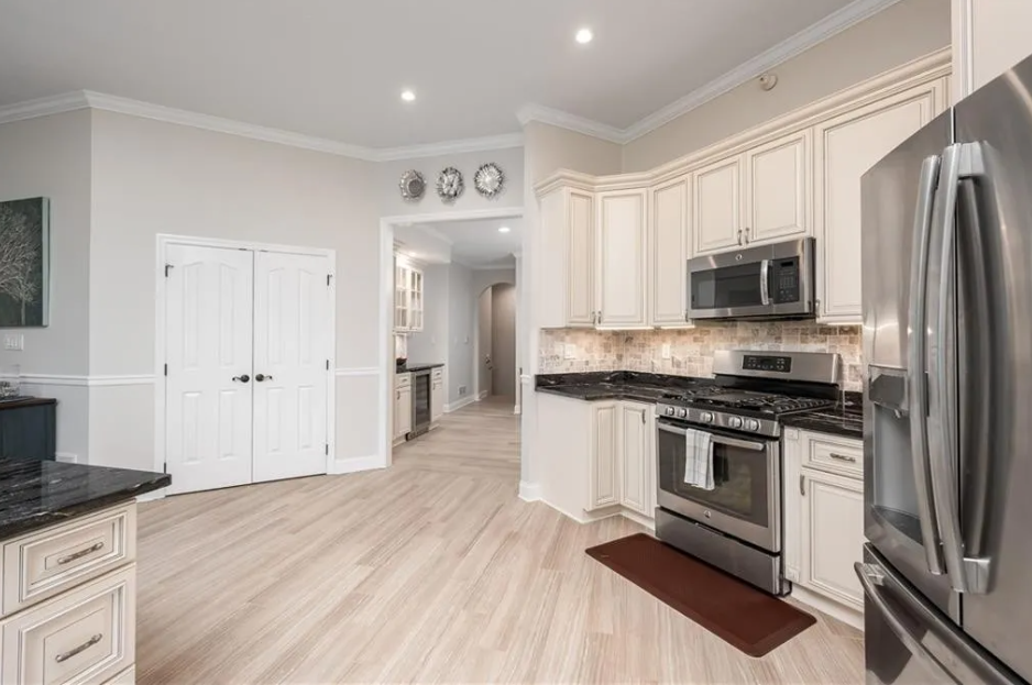 220 Adams Pointe Blvd #5 - Photo 5 of 13