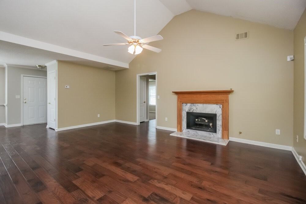 1331 Vine Cir - Photo 2 of 16