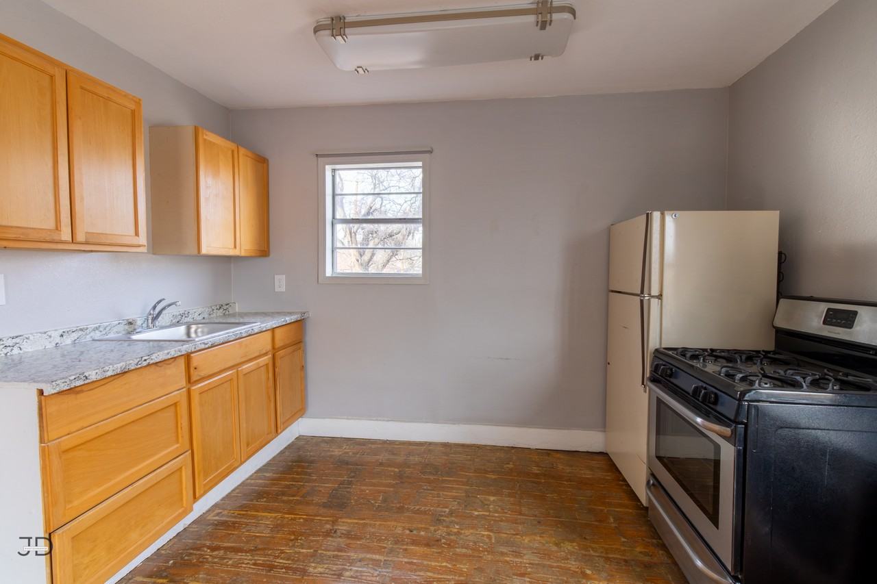 1604 Harrison St - Photo 4 of 8