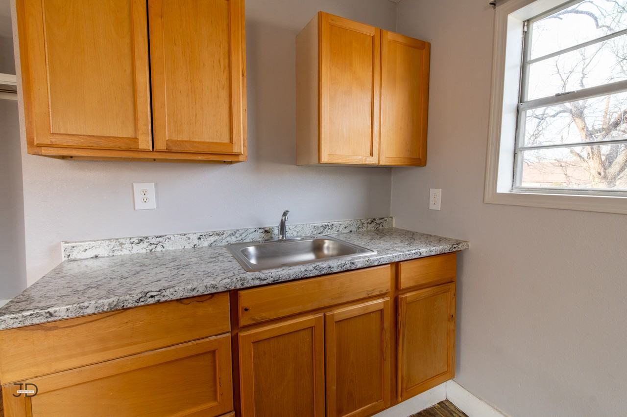 1604 Harrison St - Photo 5 of 8